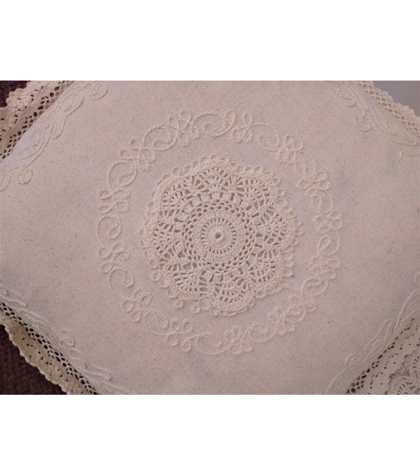 Orta Dantelli Keten Kırlent 45x45
